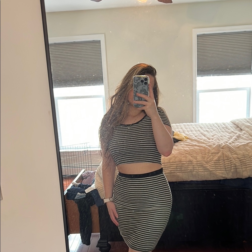 Green and White Knee-Length Skirt Set for Casual Nights